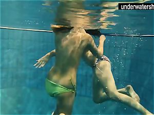 2 jaw-dropping amateurs demonstrating their bods off under water